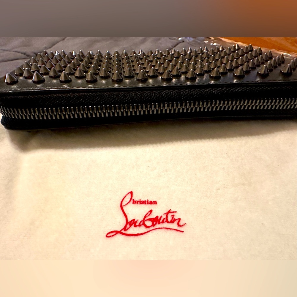 Christian Louboutin
Panettone leather wallet with dust bag